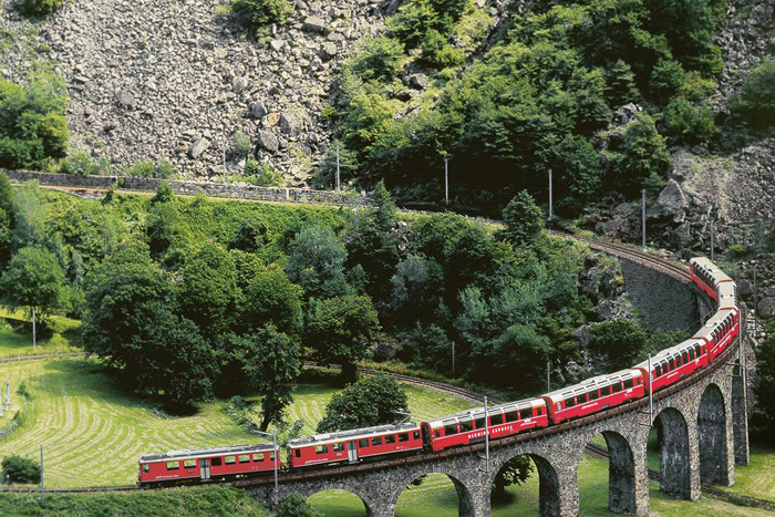 Tau ngam canh Bernina Express 4